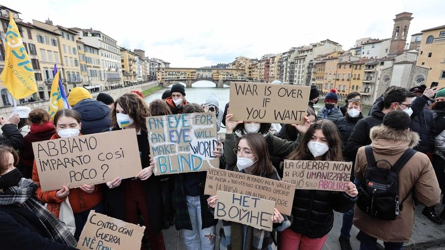 La manifestazione sul Ponte Santa Trinita per la pace in Ucraina (Cabras/New Press Photo)