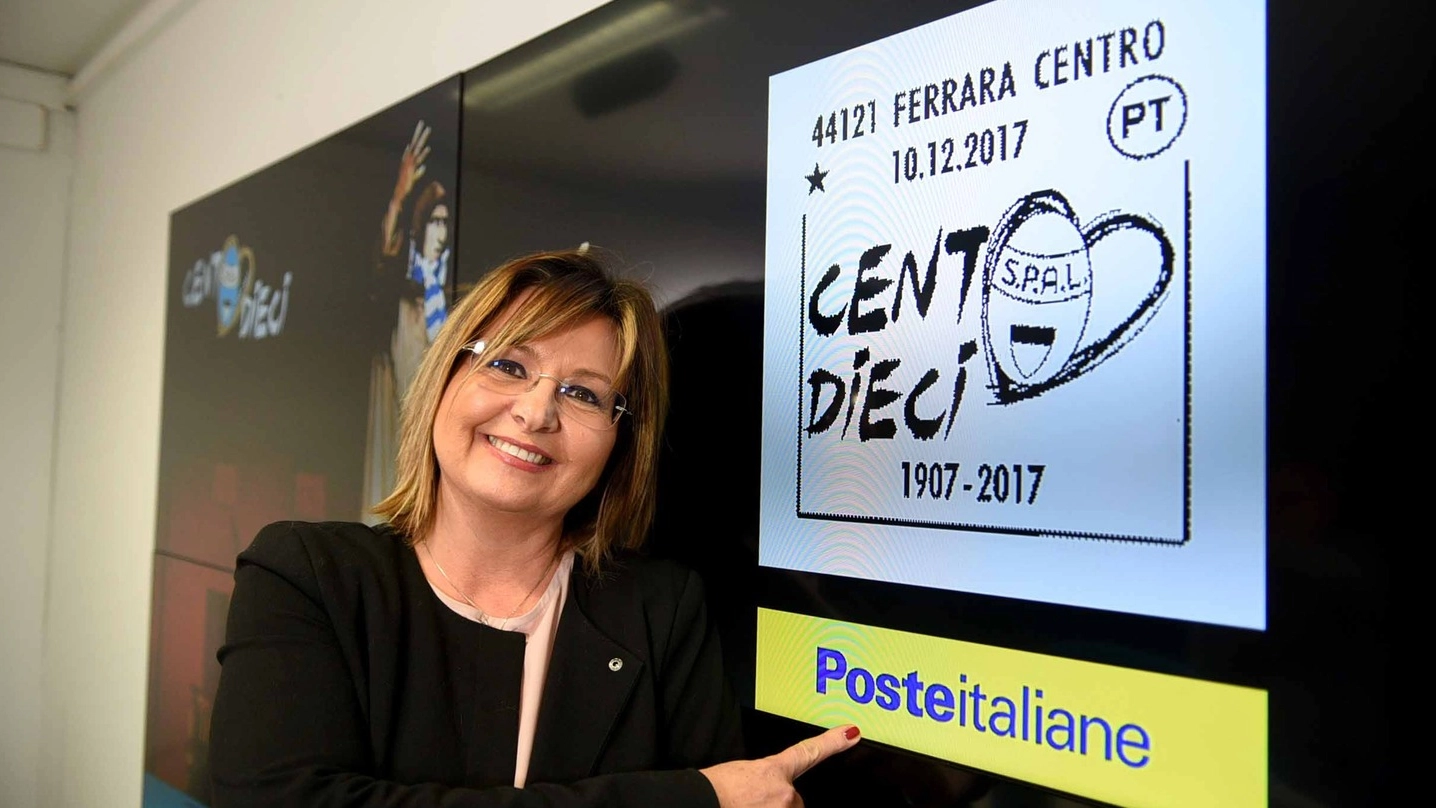 Patrizia Zagnoli, responsabile degli uffici postali della provincia di Ferrara mostra l’annullo postale