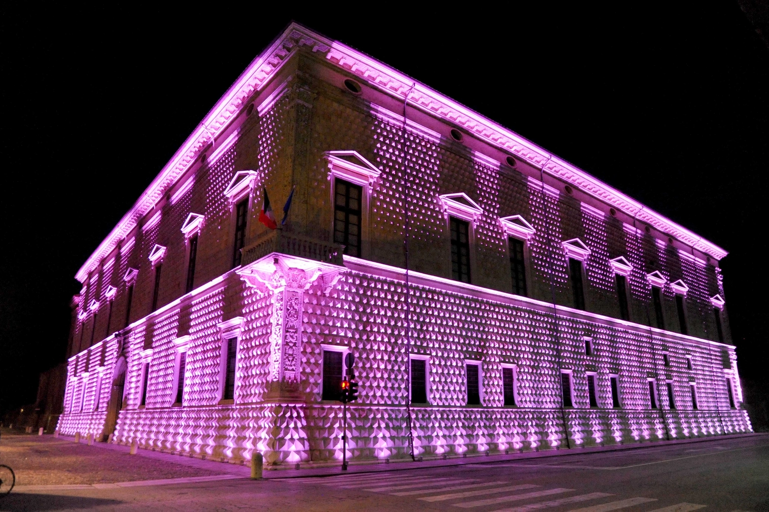 Il Palazzo dei Diamanti di Ferrara illuminato di rosa (BusinessPress)