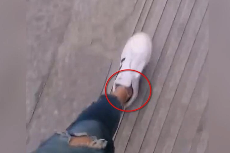 Il fermo immagine del video sulla cavigliera di Saman