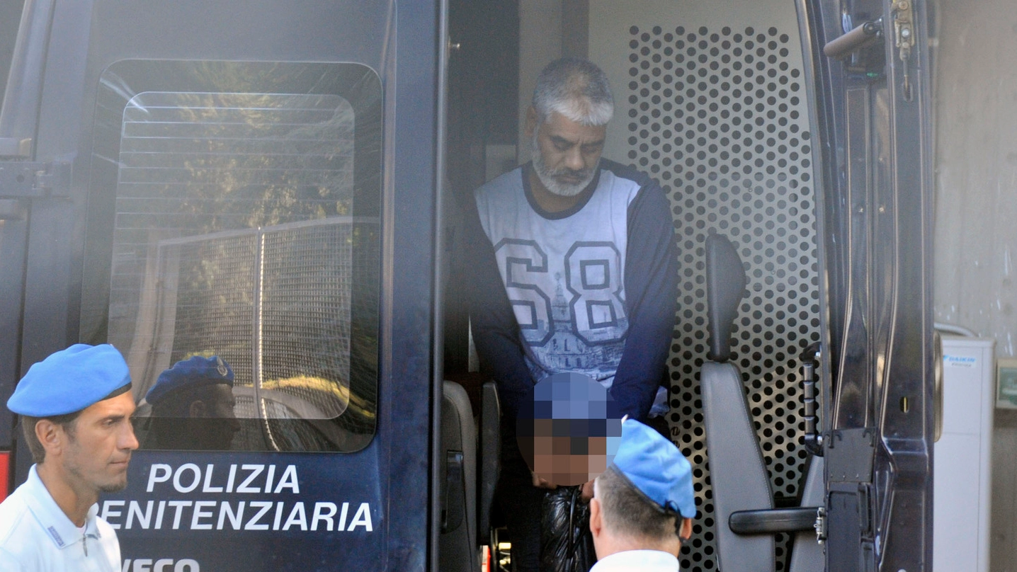 Muhammad Riaz appena arrivato al tribunale di Macerata dal carcere di Montacuto (Calavita)
