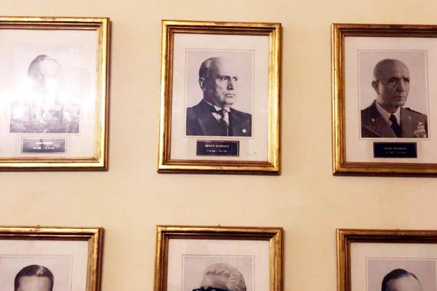 L'anticamera della Sala Verde i presidenti del Consiglio, tra cui anche Mussolini
