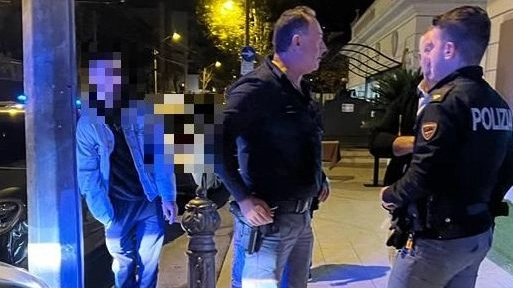 Gli agenti di polizia davanti al locale di Rimini dov'è avvenuta l’aggressione alla coppia