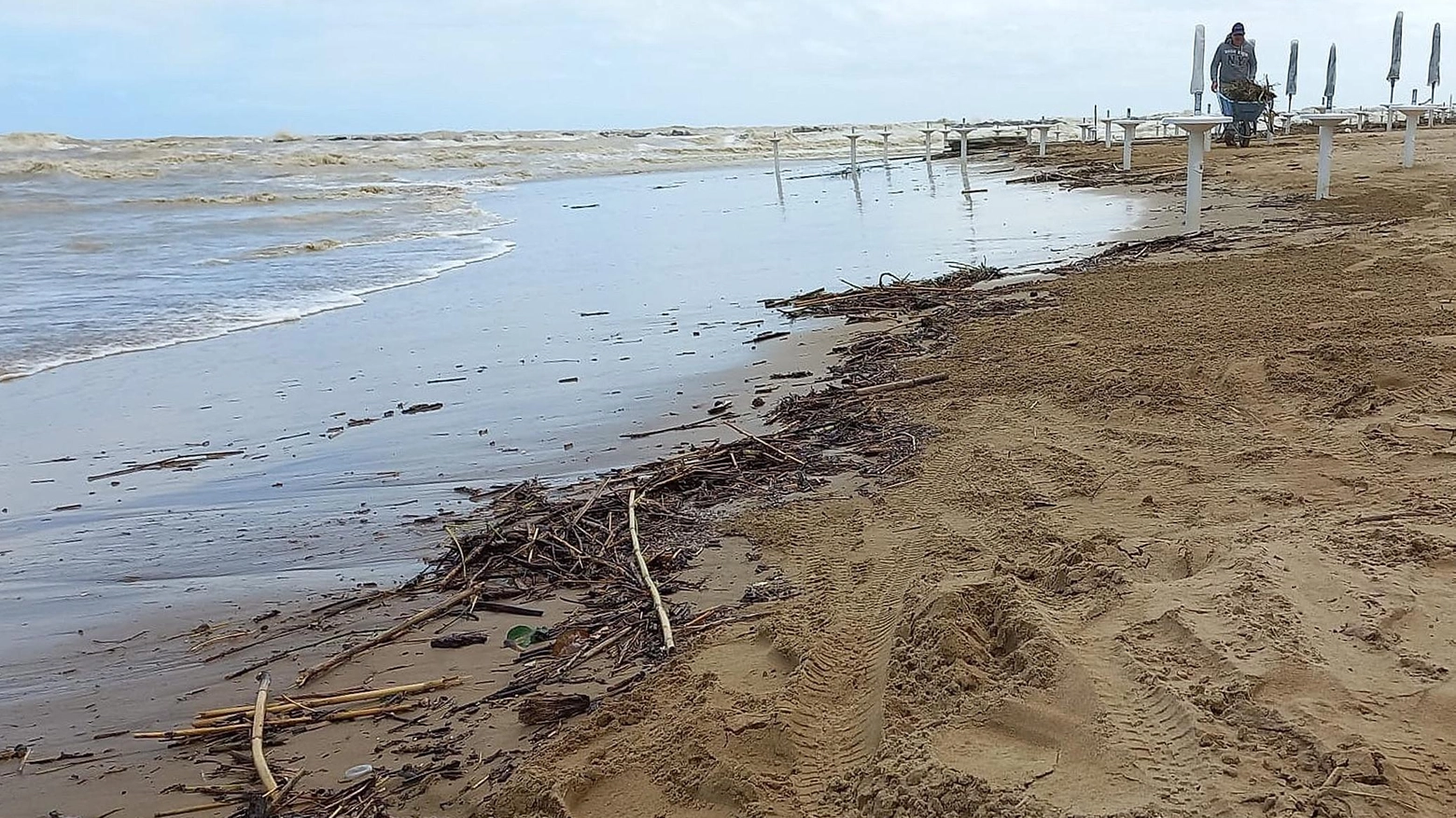 Spiagge martoriate dalla tempesta  "Inghiottiti" centossanta ombrelloni