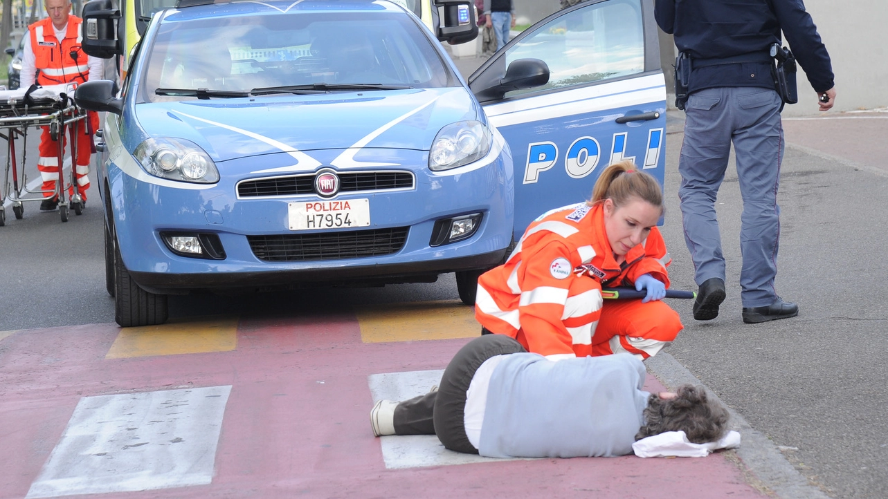 La donna soccorsa dal 118 davanti al centro commerciale subito dopo lo scippo