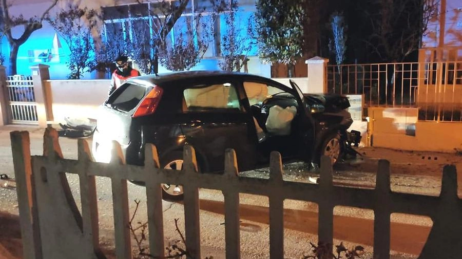 Incidente a Marotta, auto contro una casa