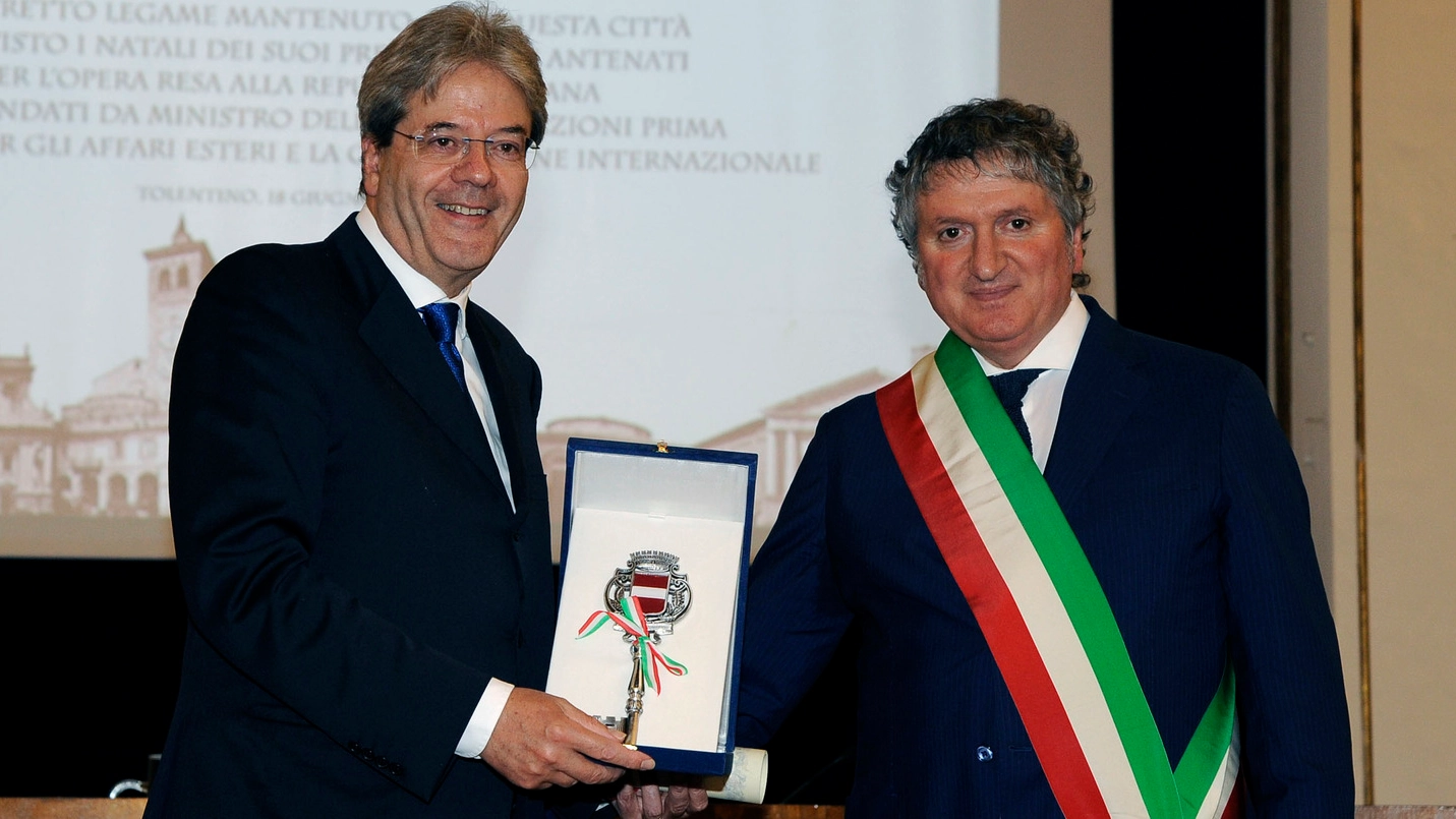 Gentiloni cittadino onorario di Tolentino, la cerimonia col sindaco Pezzanesi (foto Calavita)