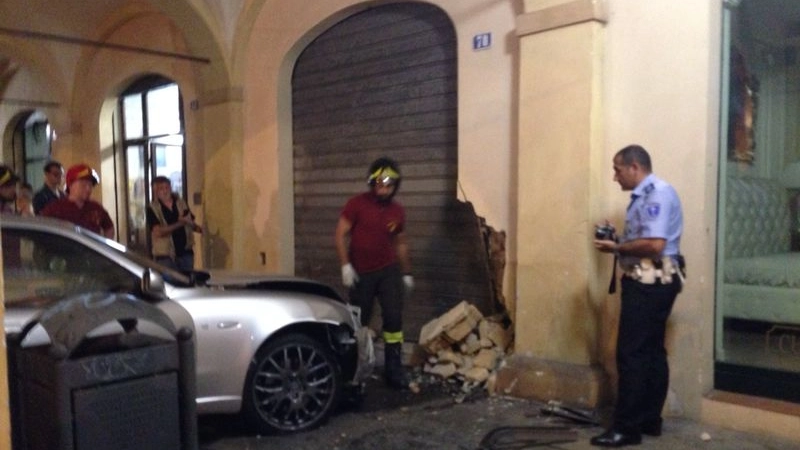 Si schianta con la Maserati contro una colonna sotto i portici (foto Cabri)