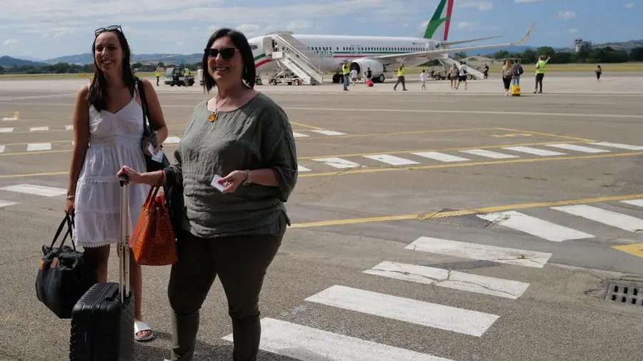 Due turiste in partenza dal Ridolfi con un velivolo Aeroitalia