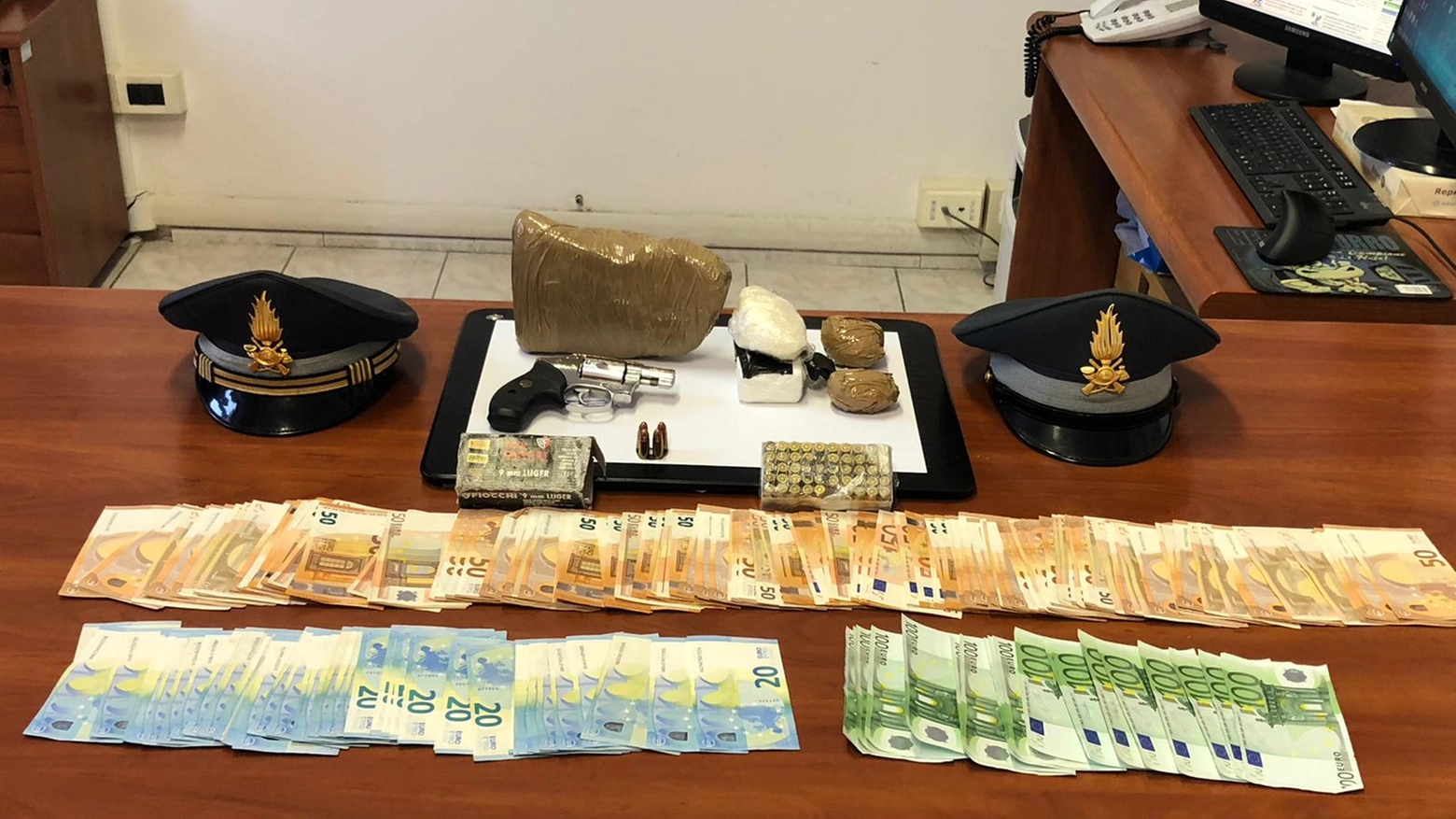 Cocaina e denaro, il sequestro della Guardia di Finanza