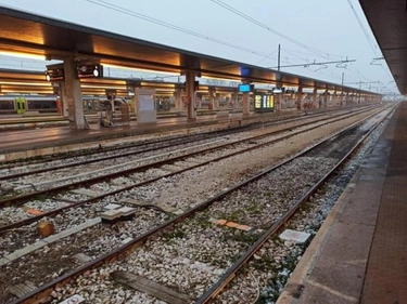 Venezia, stazione evacuata per allarme bomba. Stop treni per un’ora