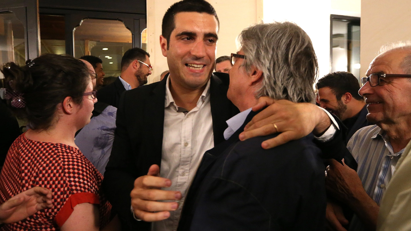 Ravenna, Michele De Pascale, neo sindaco, viene abbracciato da Vasco Errani (Zani)