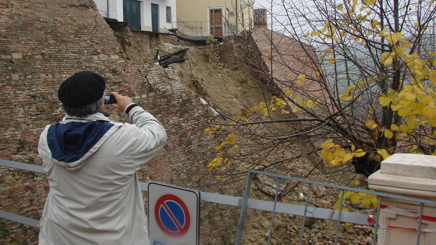 Le mura di Cartoceto (Pesaro e Urbino) crollate due anni fa e ancora da sistemare 