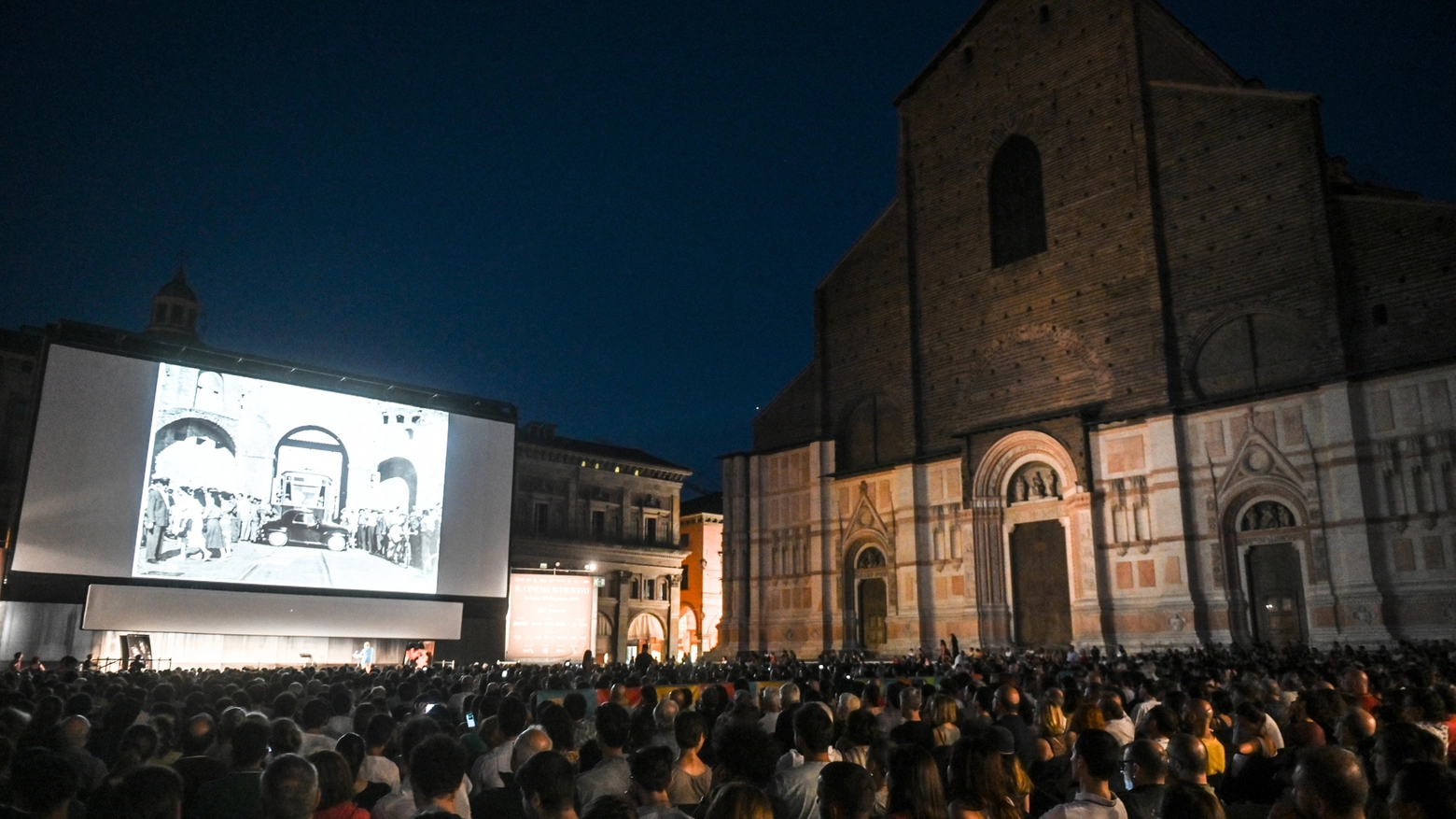 Cinema in piazza Maggiore a Bologna, la scorsa edizione (FotoSchicchi)