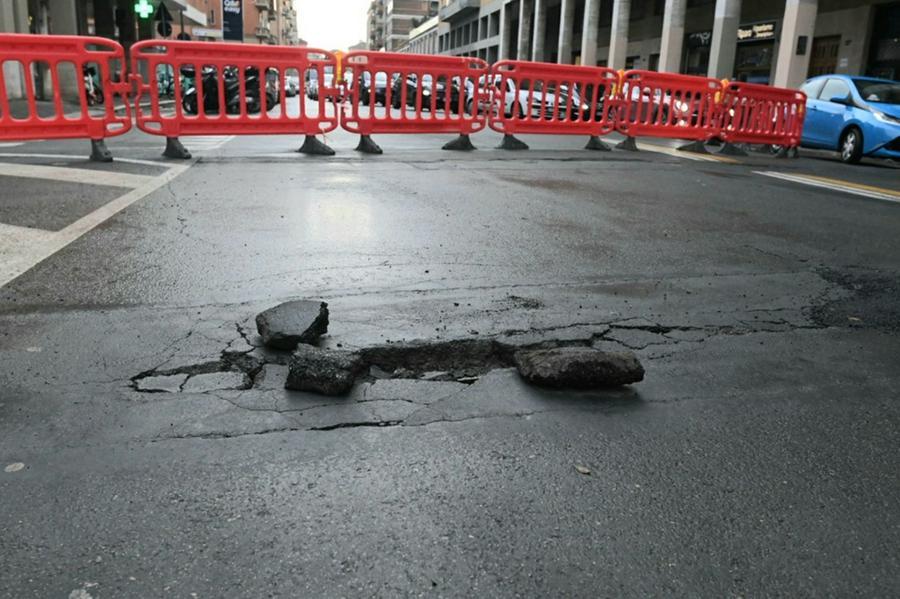 Bologna, avvallamento in via Saffi via le transenne