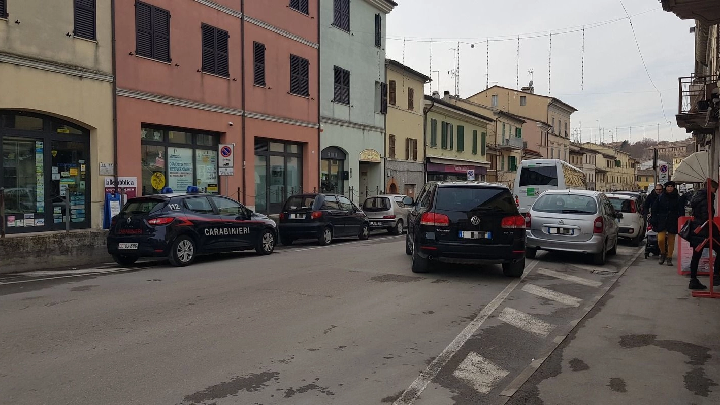 I carabinieri verificano le telecamere dei negozi vicini