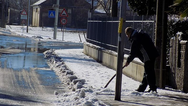  Un uomo spala la neve ad Ariano nel Polesine (foto Braghin)