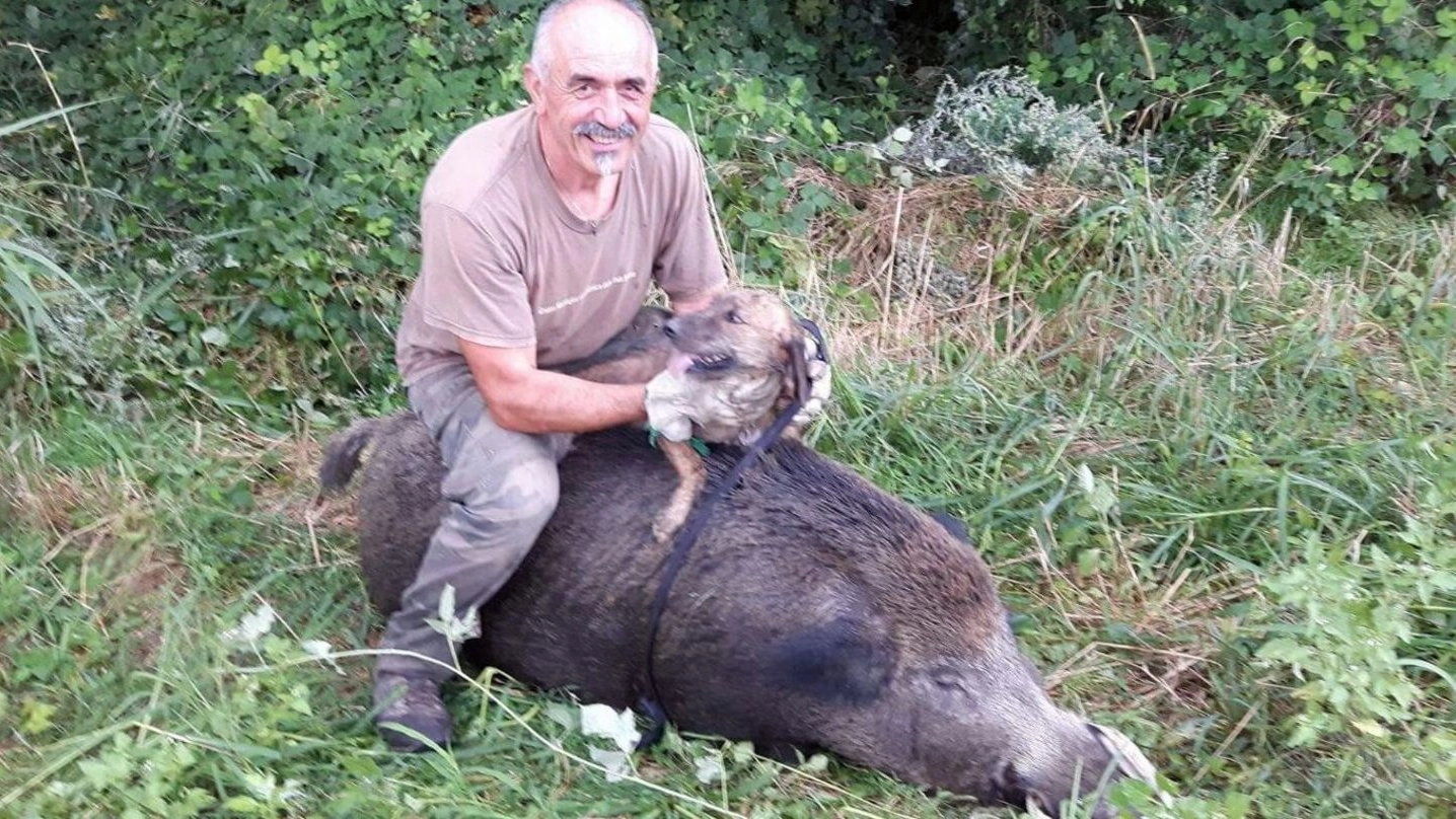 Il cacciatore Patrizio Tulli con il cinghiale da 208 chili
