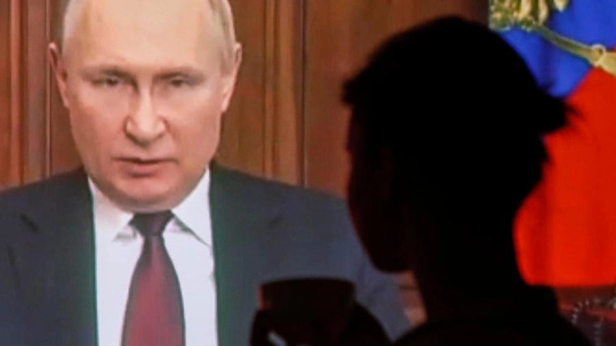 Il presidente russo Vladimir Putin quando ha annunciato l'attacco in tv (Ansa)