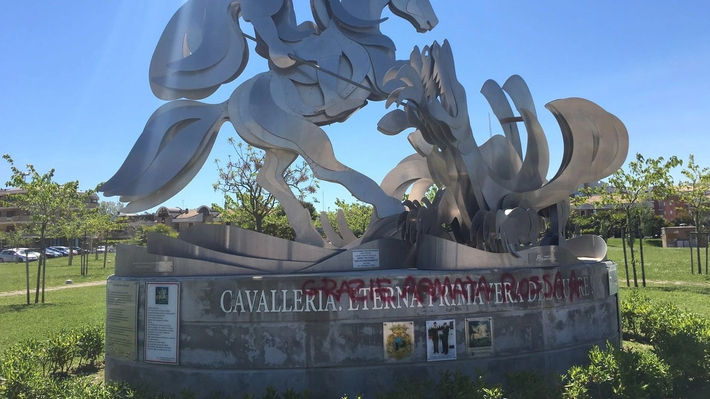 Il monumento alla Cavalleria imbrattato dai vandali nella notte (foto Cellini)