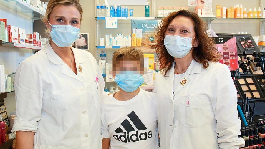 La farmacista Francesca Bartolini (a destra)  con il figlio (foto Goiorani)