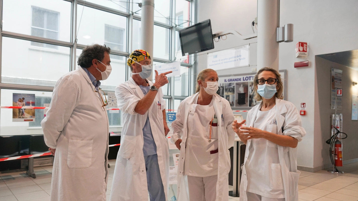 Coronavirus, sanitari protetti da mascherine in un ospedale (Foto Germogli)