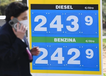 Benzina e diesel, prezzo sopra ai 2 euro anche in Emilia Romagna