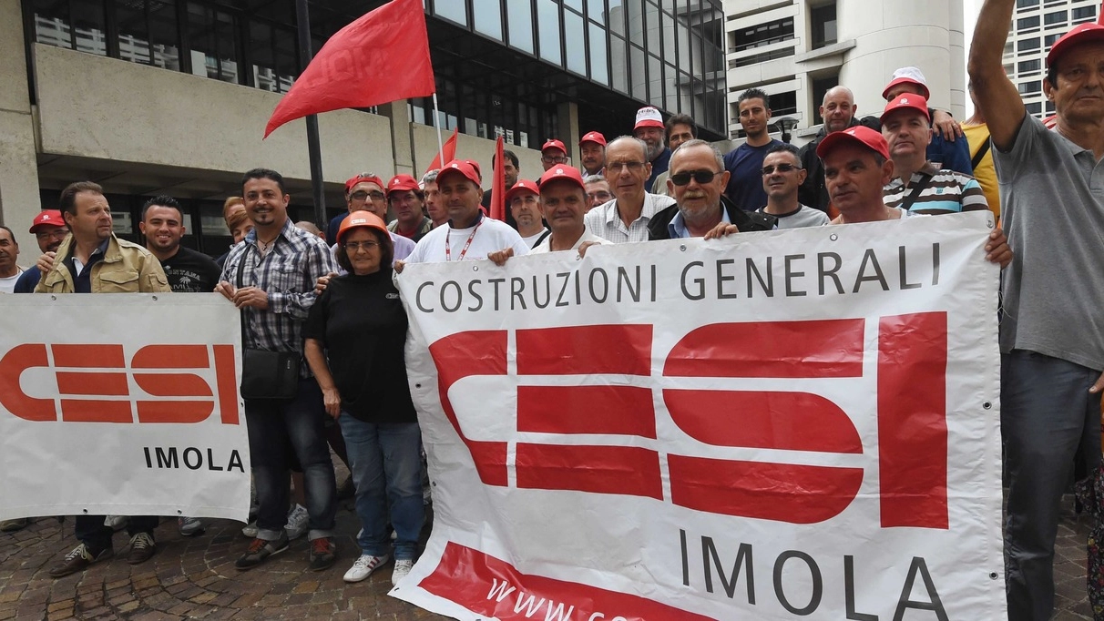 Delegazione  dei dipendenti Cesi durante un presidio di protesta
