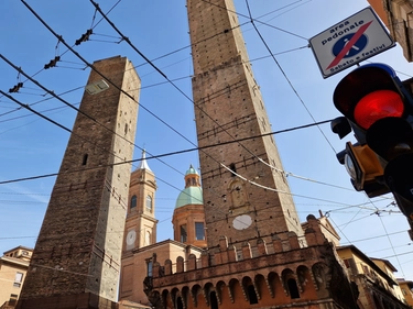 La storia della torre Garisenda di Bologna, ora a rischio