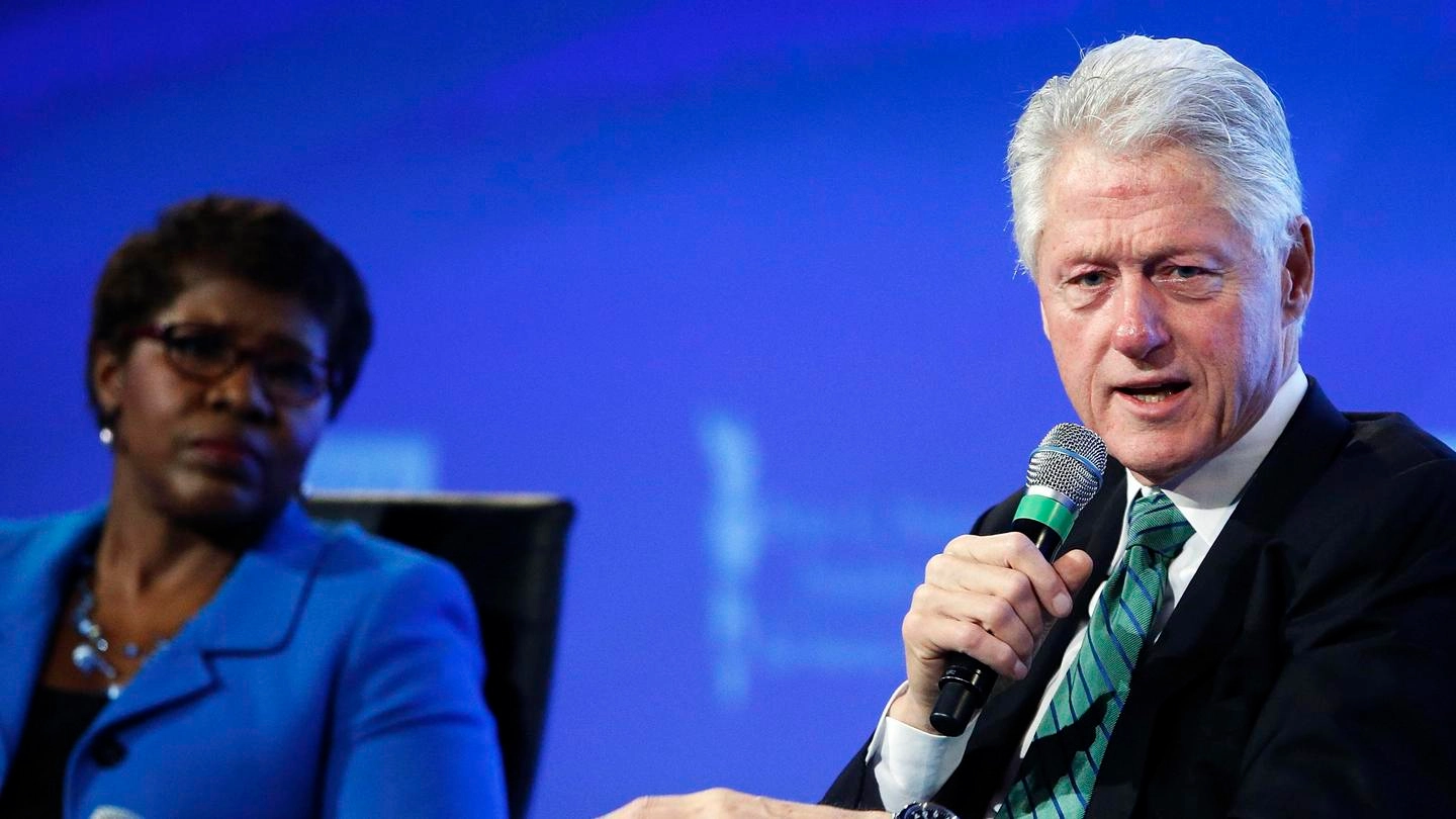Gwen Ifill con l’ex presidente Usa Bill Clinton (Foto Reuters)