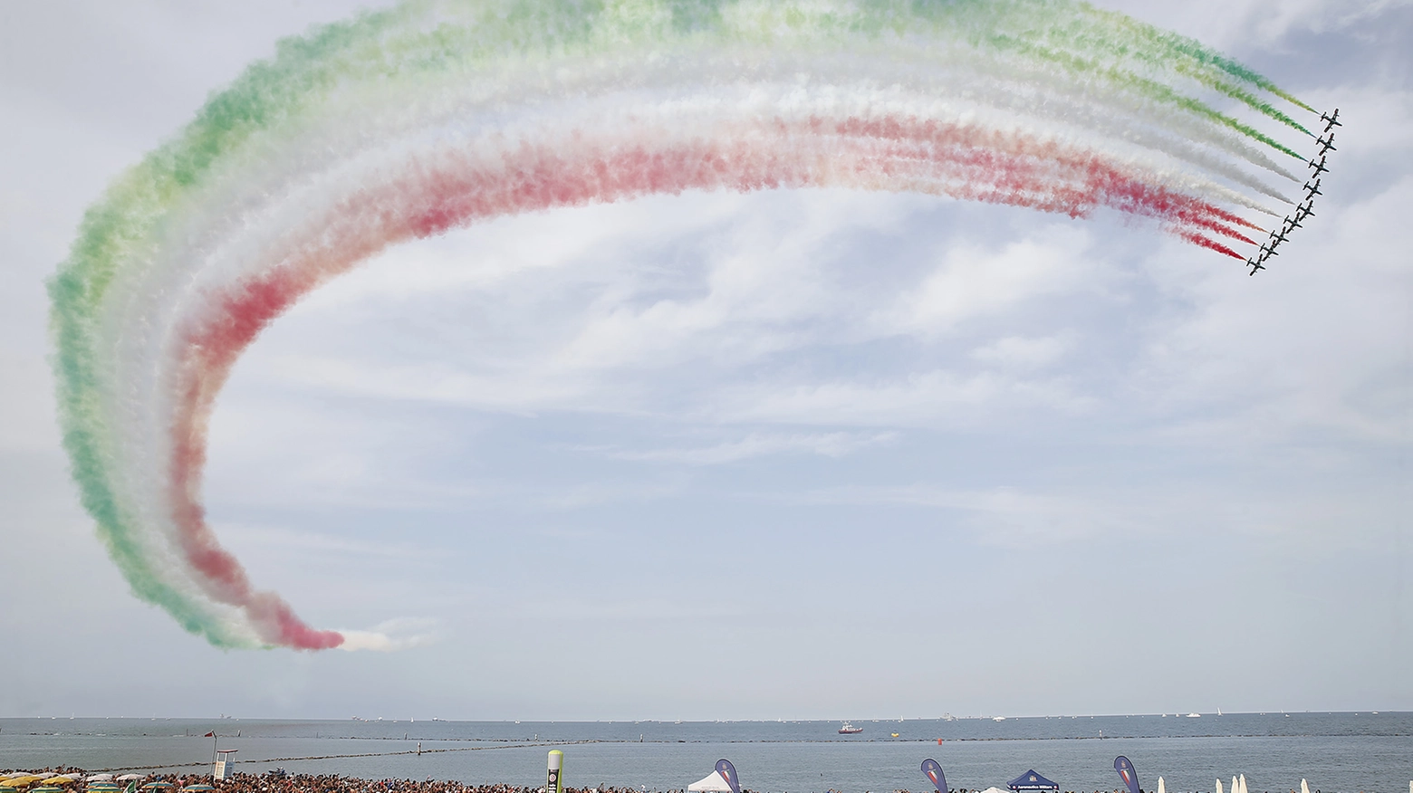 E' la quarta volta che le Frecce Tricolori si esibiscono a Punta Marina (foto Zani)