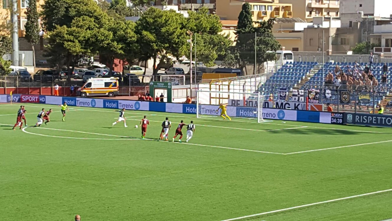 Leonardo Gatto trasforma il penalty del momentaneo 1-0 dell'Ascoli