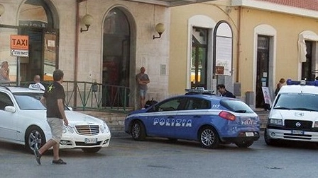 La polizia davanti alla stazione di San Benedetto