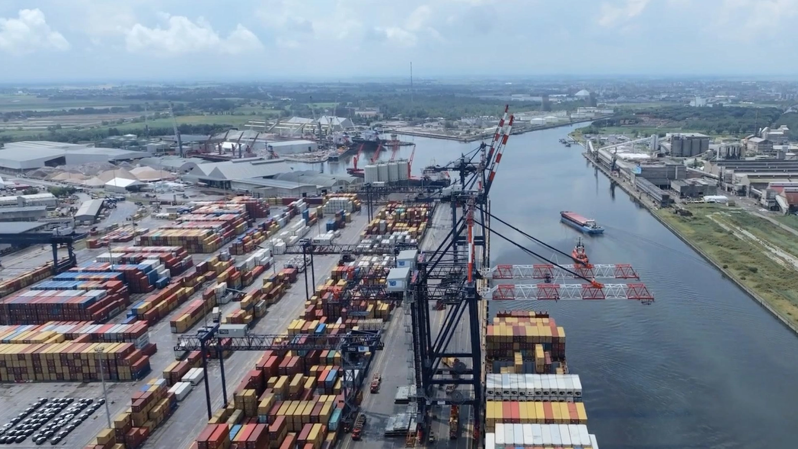 L’81% delle merci in arrivo dall’Est passano per il Canale di Suez. Tajani: “Preoccupati per i nostri porti, siamo passati da 400 a 250 navi al giorno”