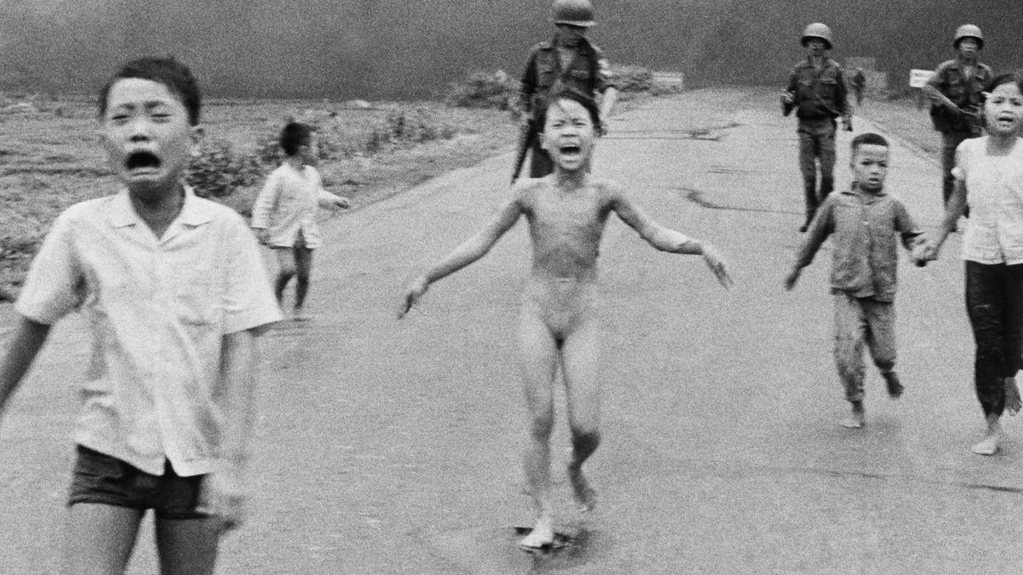 La storica foto di Mick Ut  che ritrae Kim Phuc,  la bimba bruciata dal napalm l’8 giugno 1972 in Vietnam 