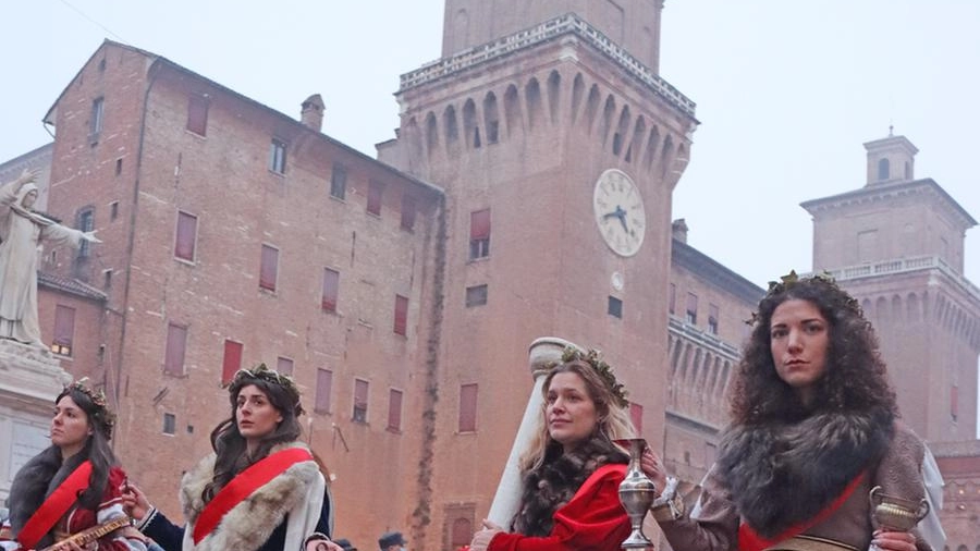Figuranti in costume d’epoca sfilano ai piedi del Castello (Archivio Businesspress)