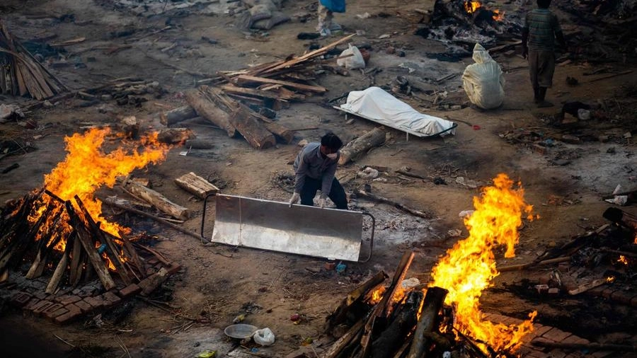 India: le pire per bruciare le vittime del Covid (Ansa)