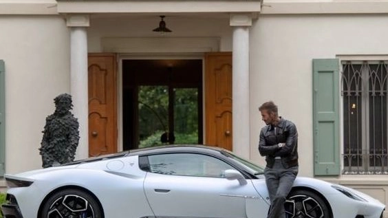 Beckham in posa davanti alla Maserati Mc20. Sullo sfondo Casa Maria Luigia