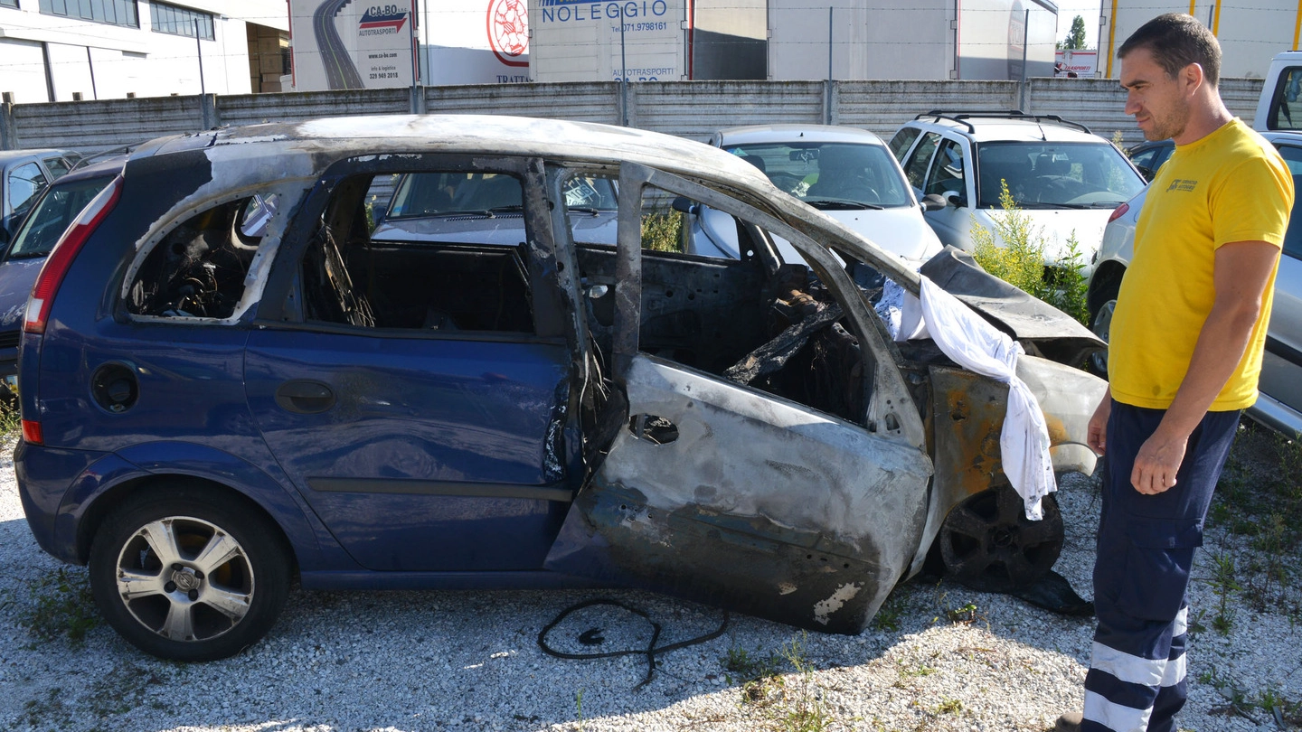 L'Opel Meriva distrutta di Sebastiano Di Somma, 43 anni