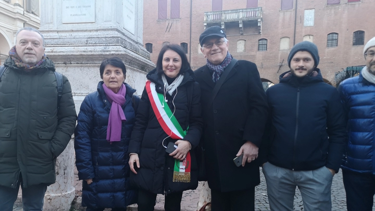 Barbara Paron (con la fascia tricolore) durante il breve ‘sit in’ in piazza Savonarola