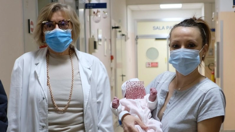 Angela Bandini con un neonato nel suo reparto di Forlì