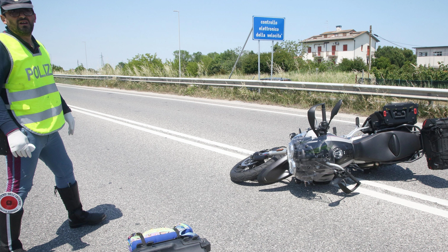 Schianto sull’Adriatica,  motociclista sbanda e muore