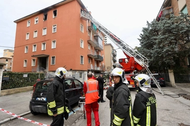 Incendio oggi a Bologna, fiamme e paura in via Vestri: morto un uomo
