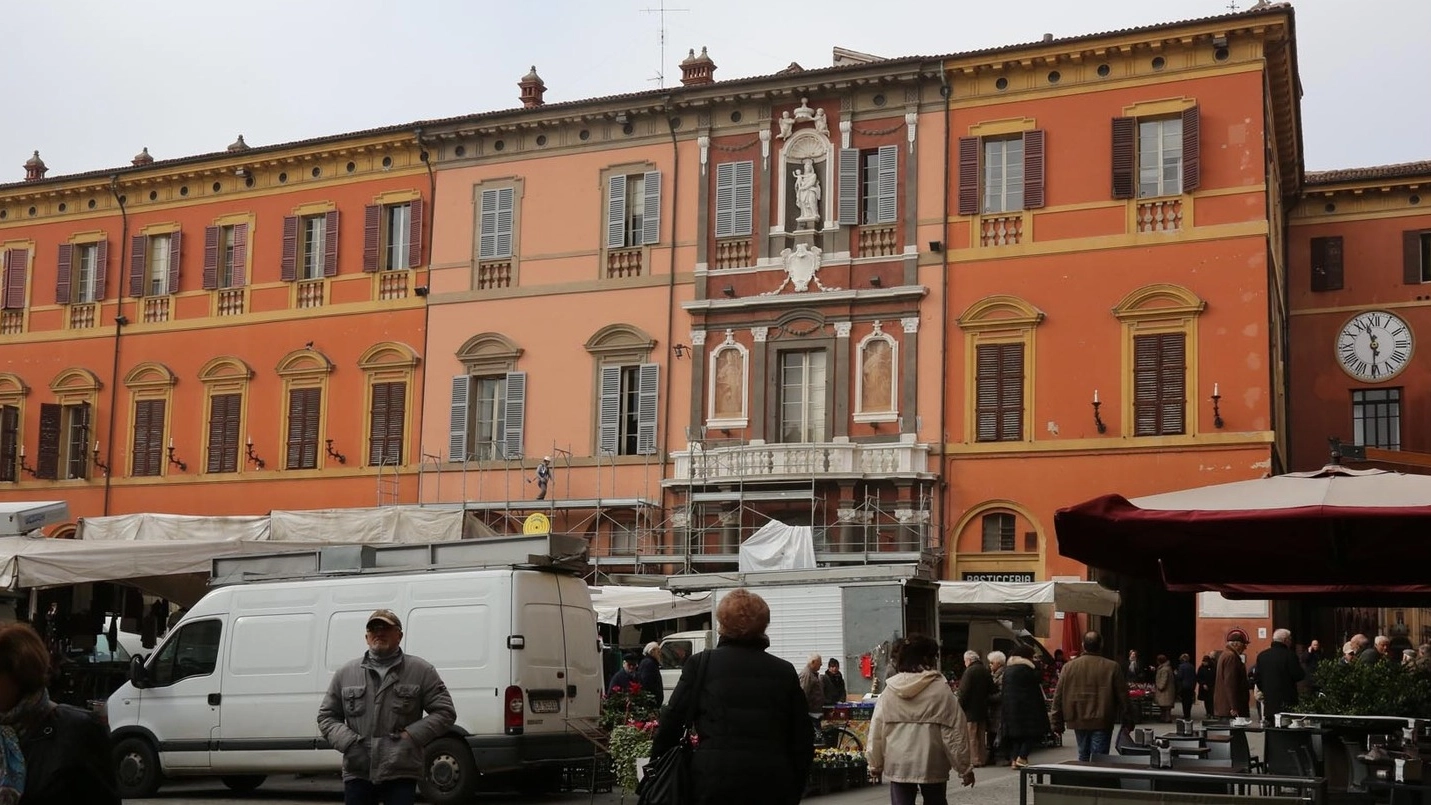 La facciata del palazzo comunale dopo l’ultimo intervento in piazza Matteotti (Isolapress)