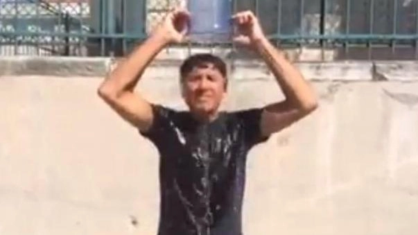 Ice Bucket Challenge, tormentone benefico estivo (Qui Gianni Morandi)