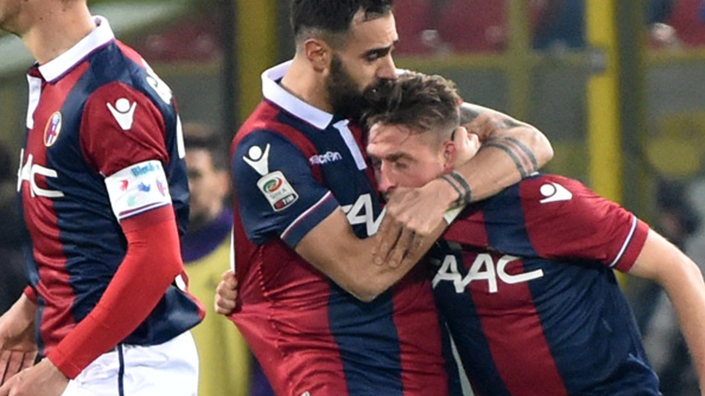 Giaccherini abbracciato dopo il gol del pareggio (foto Schicchi)