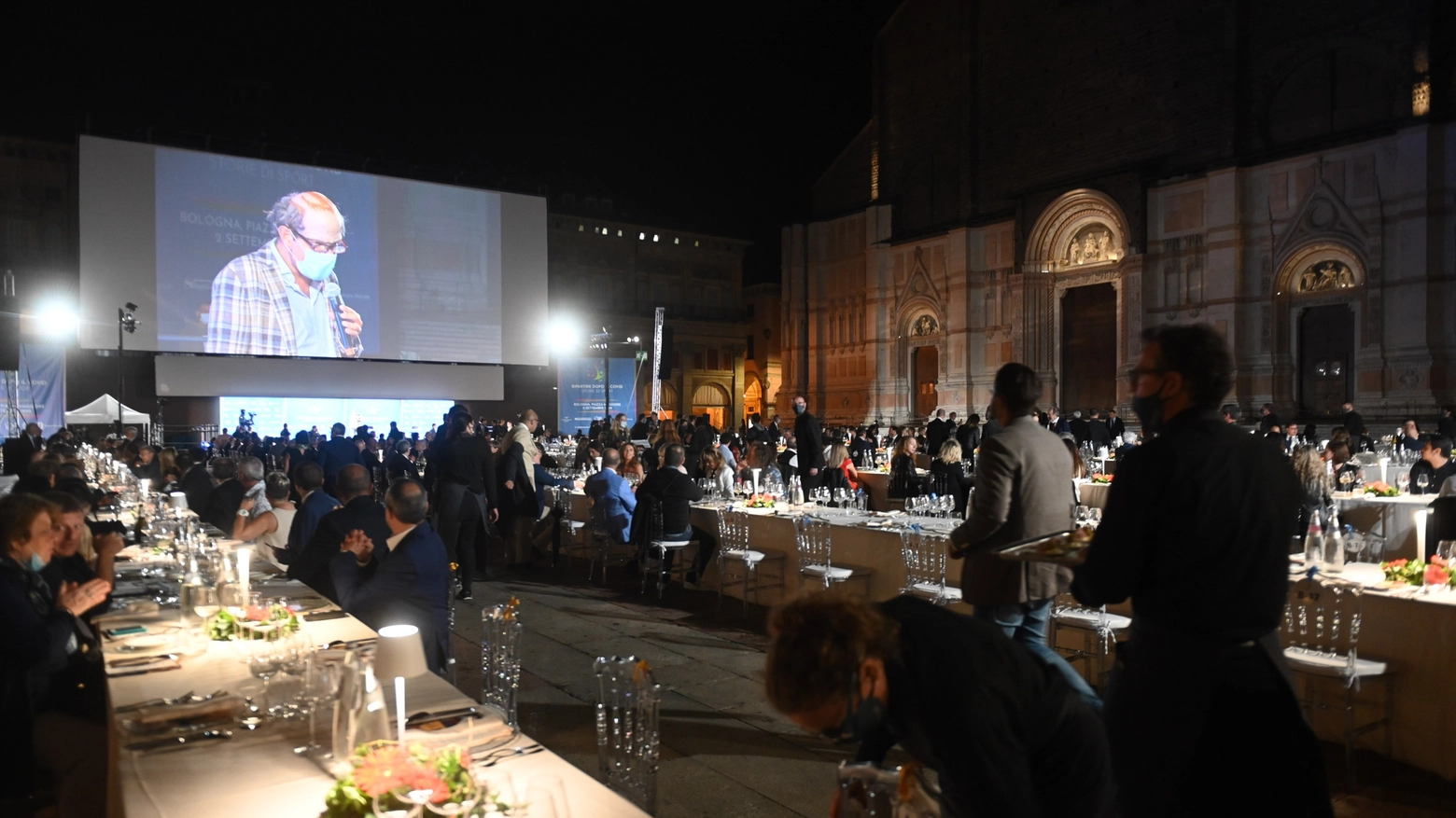 La cena sul crescentone di piazza Maggiore (foto Schicchi)