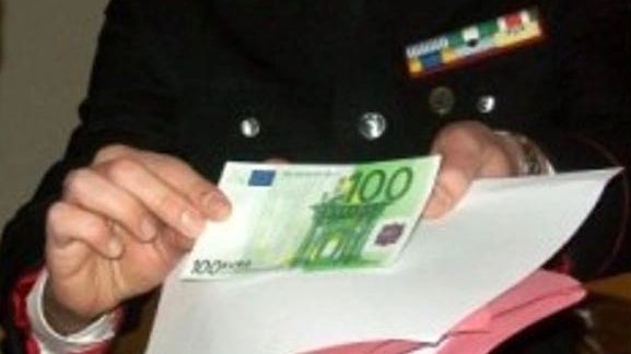Una banconota falsa da cento euro