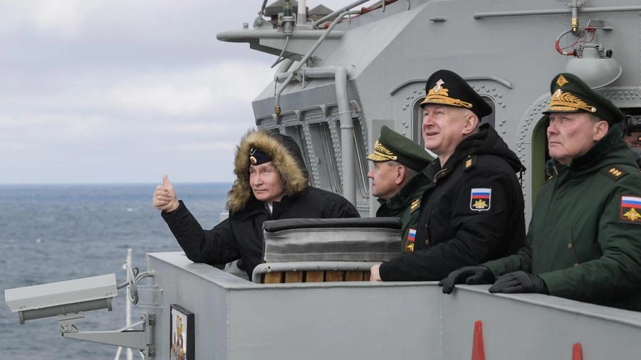 Vladimir Putin (a sinistra) con Alexander Dvornikov (ultimo a destra). Foto Ansa
