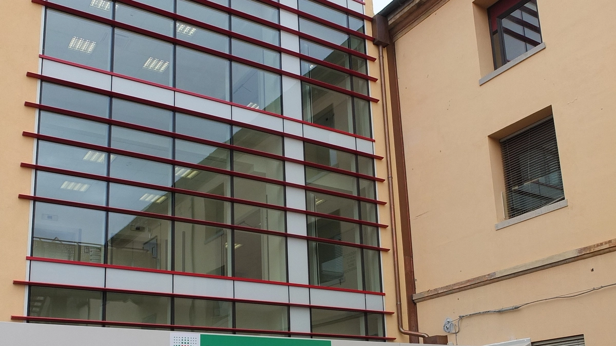 Il nuovo ingresso all'ospedale di Faenza con dirigenti e tecnici dell'Ausl e istituzioni
